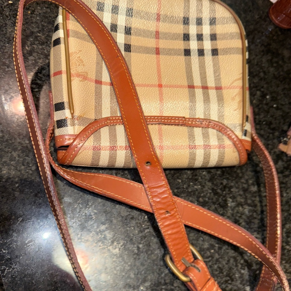 GUC Burberry Checkered Crossbody Bag - Picture 4 of 5